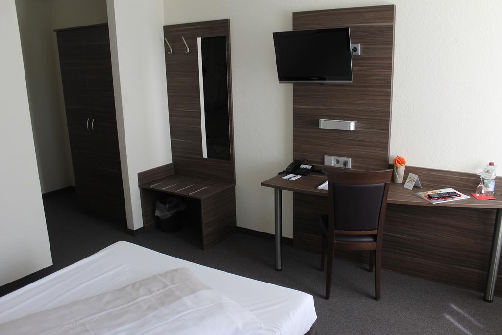 Hotel Weissach Am Neuenbühl Zimmer foto