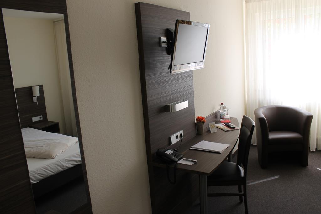 Hotel Weissach Am Neuenbühl Zimmer foto