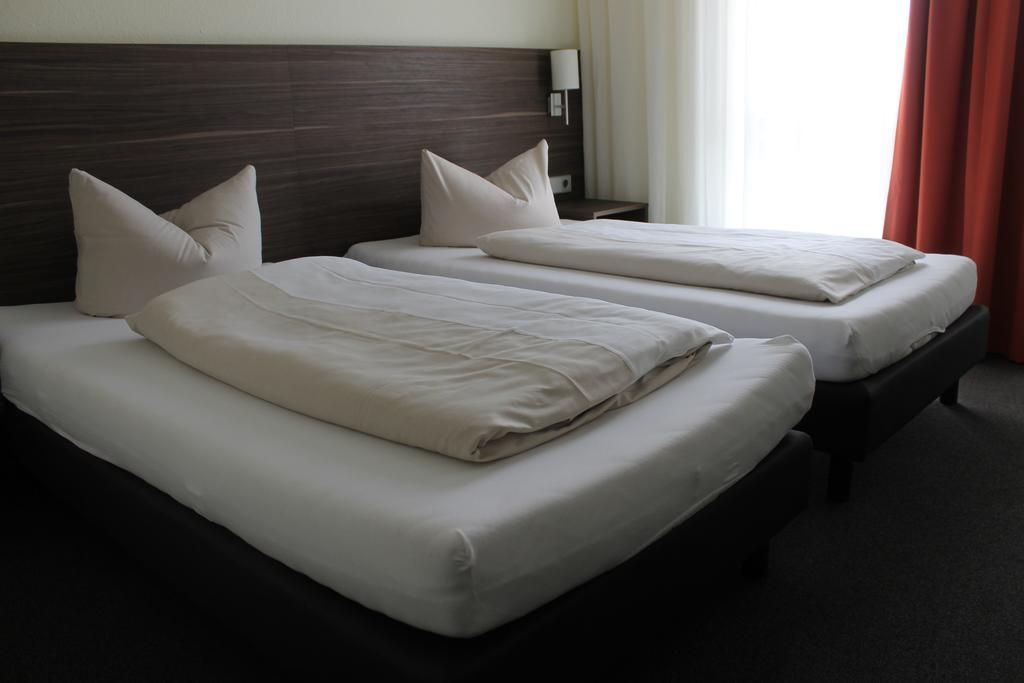 Hotel Weissach Am Neuenbühl Zimmer foto