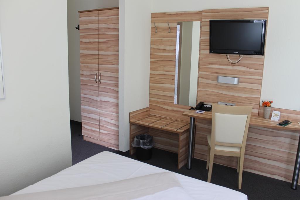 Hotel Weissach Am Neuenbühl Zimmer foto